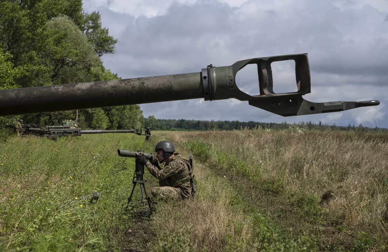 Russian Forces Destroy U.S.-Supplied M777 Howitzer in Kherson, Escalating Tensions in Ukraine