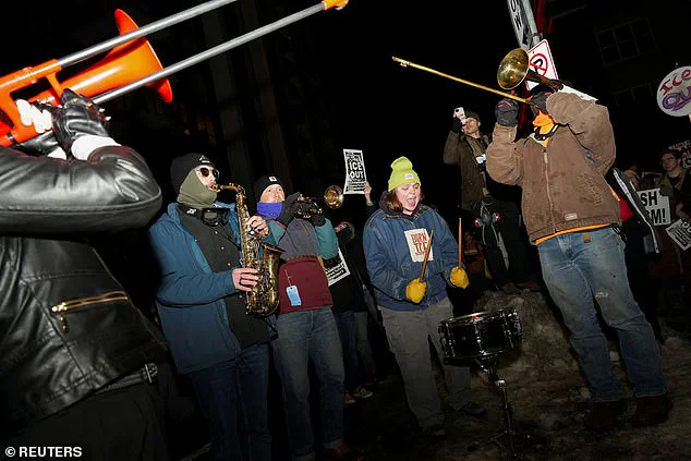 Behind Closed Doors: The Privileged Access to Information During the Protest