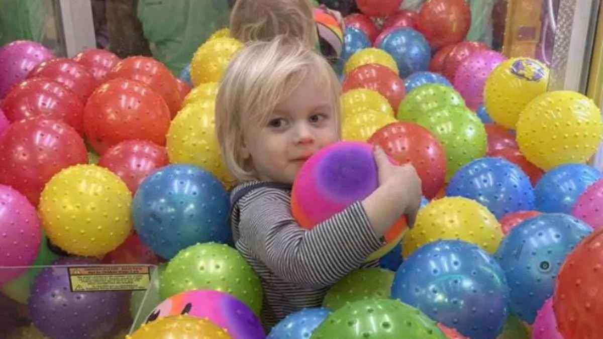Two-Year-Old's 20-Minute Claw Machine Adventure Sparks Laughter and Concern in Missouri
