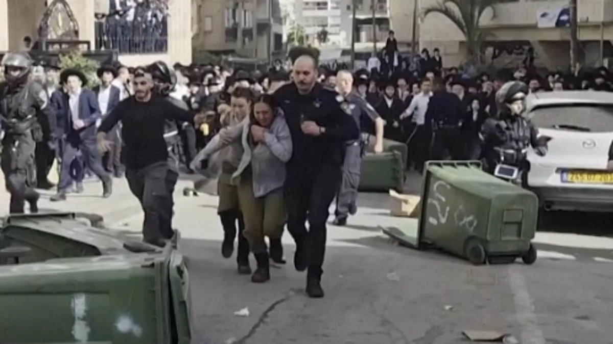 Israeli Soldiers Face Mob Violence in Bnei Brak, Reigniting Conscription Debate