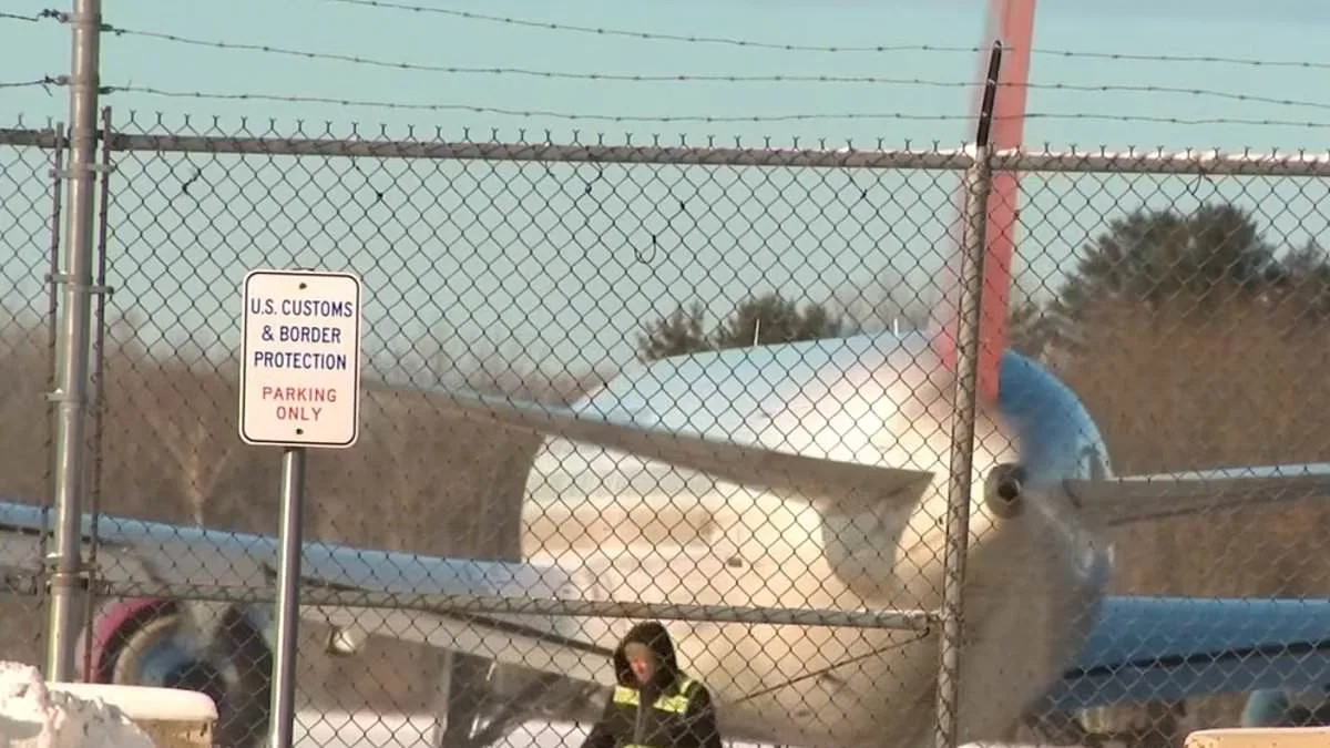 Boeing 767 Carrying ICE Detainees Stranded in New Hampshire Blizzard for 13 Hours Amid Controversy