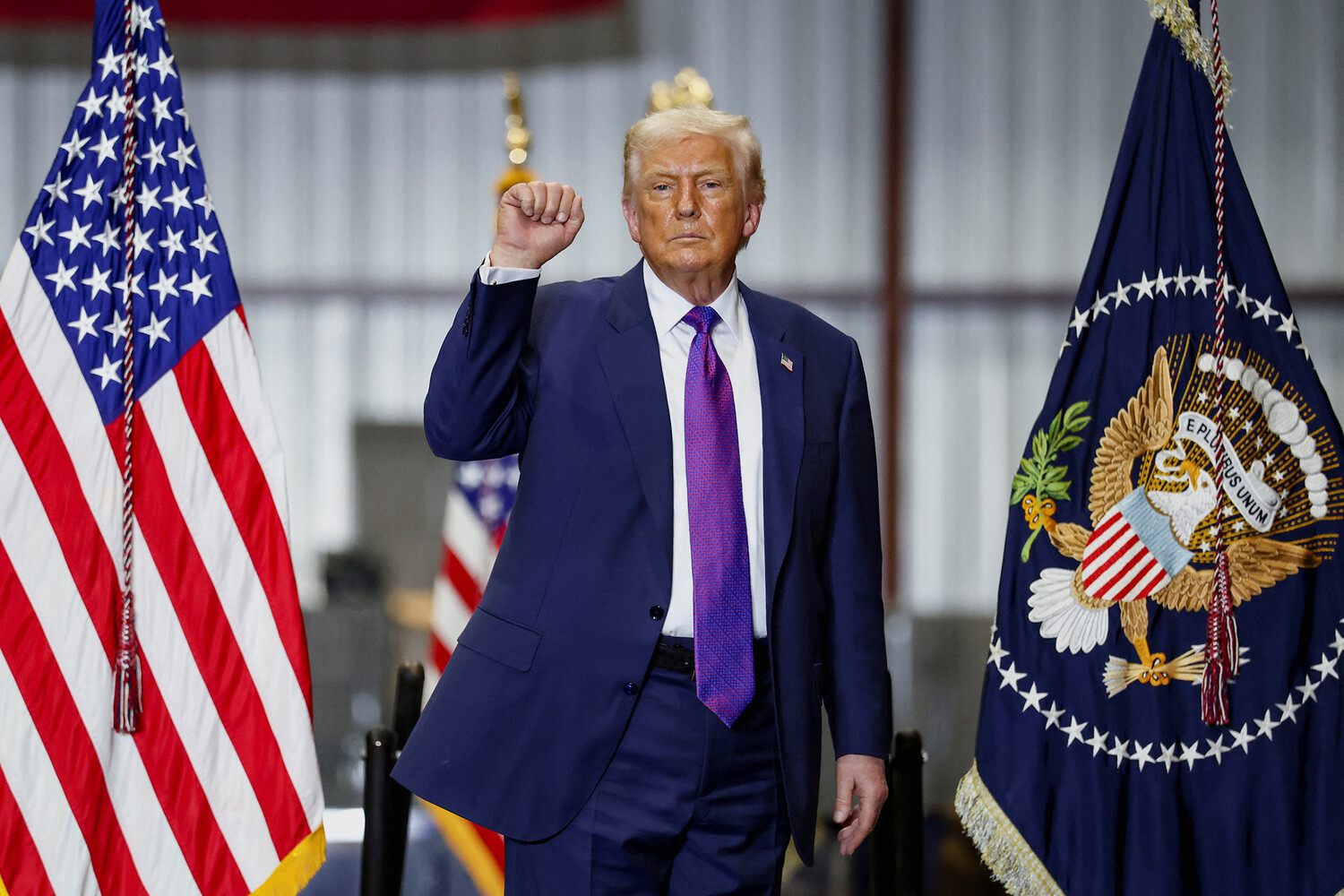 Trump Rules Out Ground Invasion of Iran, Prioritizes Air and Naval Campaign