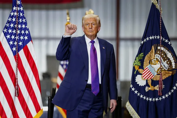 Trump Rules Out Ground Invasion of Iran, Prioritizes Air and Naval Campaign