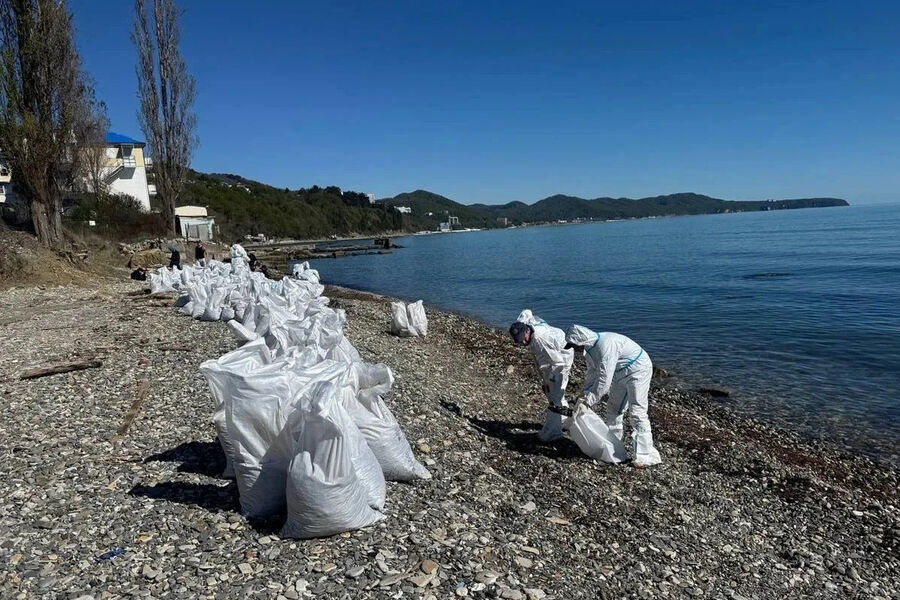 Russia halts Tuapse oil leaks with 40 divers arriving April 29