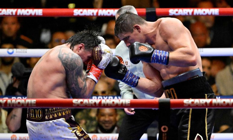 Usyk Survives Shocking Comeback to Win Heavyweight Title at Giza