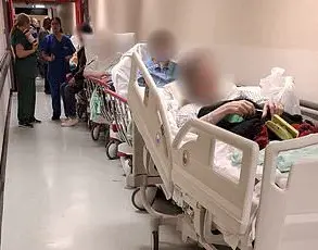 Mother Endures Eight Days of Inhumane Conditions on Hospital Corridor