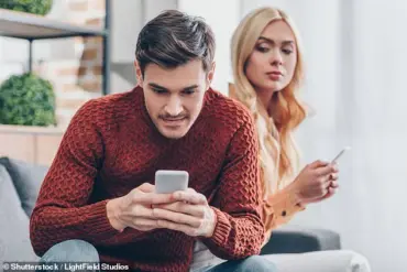 Urgent Warning Issued: Generation Z's New 'Roaching' Trend Alarms Relationship Experts