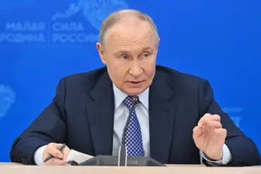 Putin Meets with Military Leadership amid War Efforts for Future Guidance