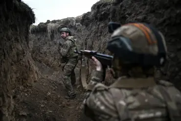 Shocking Drone Footage Reveals Violent Standoff Between Ukrainian and Russian Soldiers