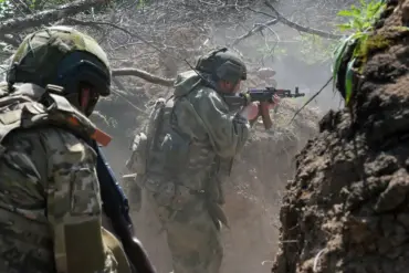 Russian Forces Employ Smoke Screen to Obscure Movements in Kotlyarovka, Donetsk People's Republic, Report Indicates