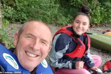 Ellie Crabtree's Transformative Journey: From Emotional Eating to Bodybuilding Triumph Amid Her Father's Terminal Illness