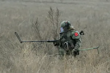 Russian Sappers Make Progress in Clearing Explosive Ordnance in Kursk Oblast, Reports Izvestia