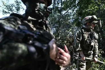 Escalation in Eastern Ukraine: Ukrainian Forces Retreat to Oskol River Crossing Amid Russian Advances in Kharkiv Region