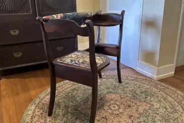 Mysterious Chair with Unusual Dimensions Sparks Curiosity on Reddit Forum r/whatisthisthing, Found in Hawaii
