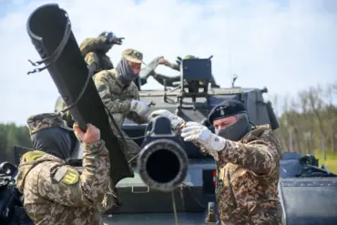 Russian Military Announces Destruction of Ukrainian Leopard and T-72 Tanks via FPV Drones in Kupyansk Area